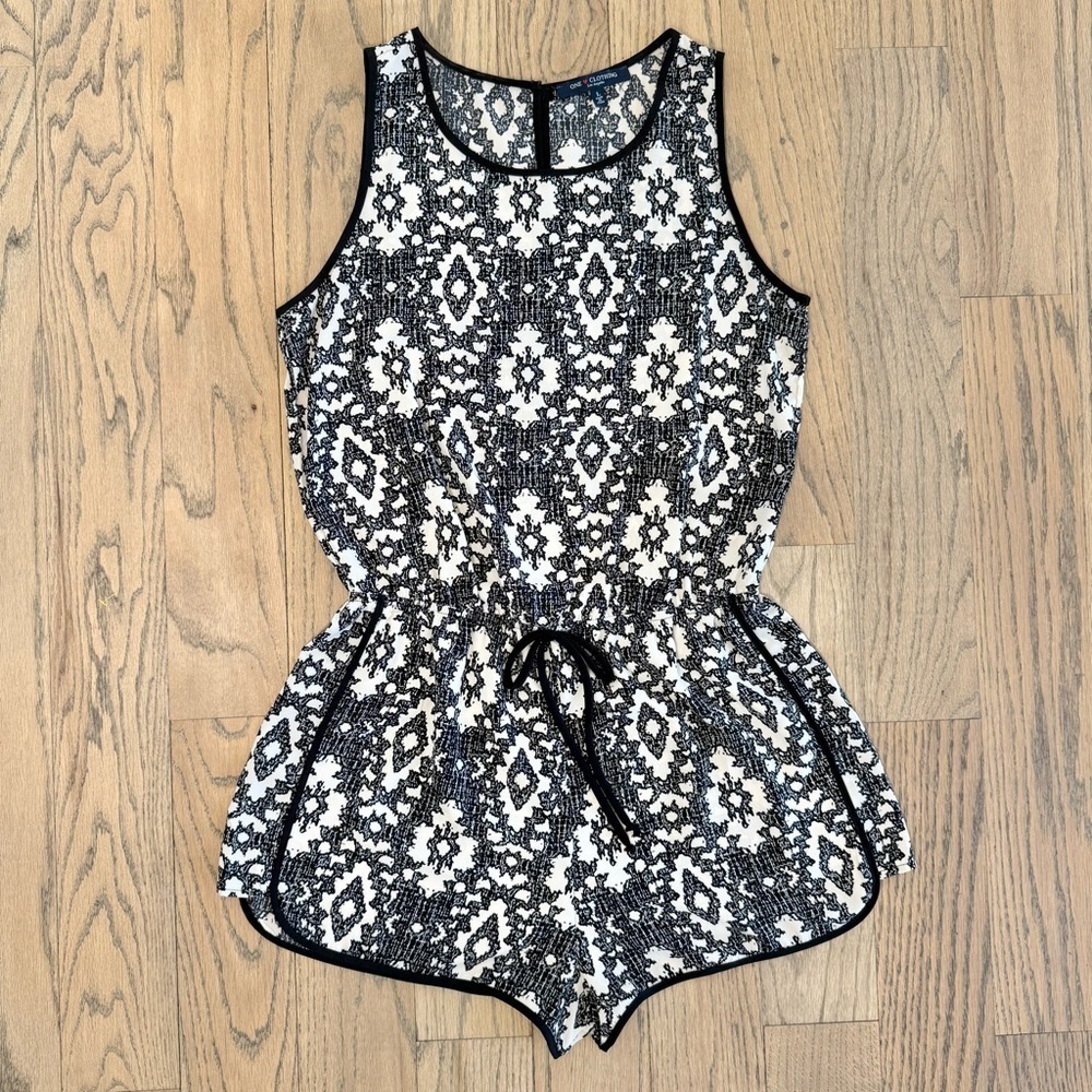 One Heart Clothing Los Angeles Women’s Geometric Design Short Romper Size Large